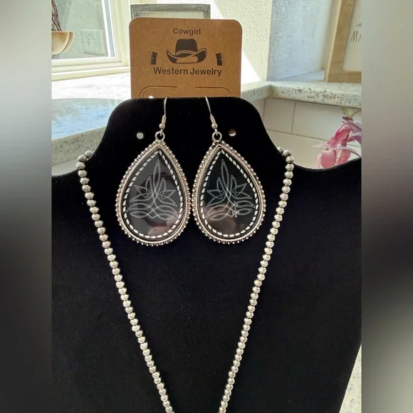 Black Teardrop Boot Stitch Earrings and Necklace Set - Picture 6 of 13